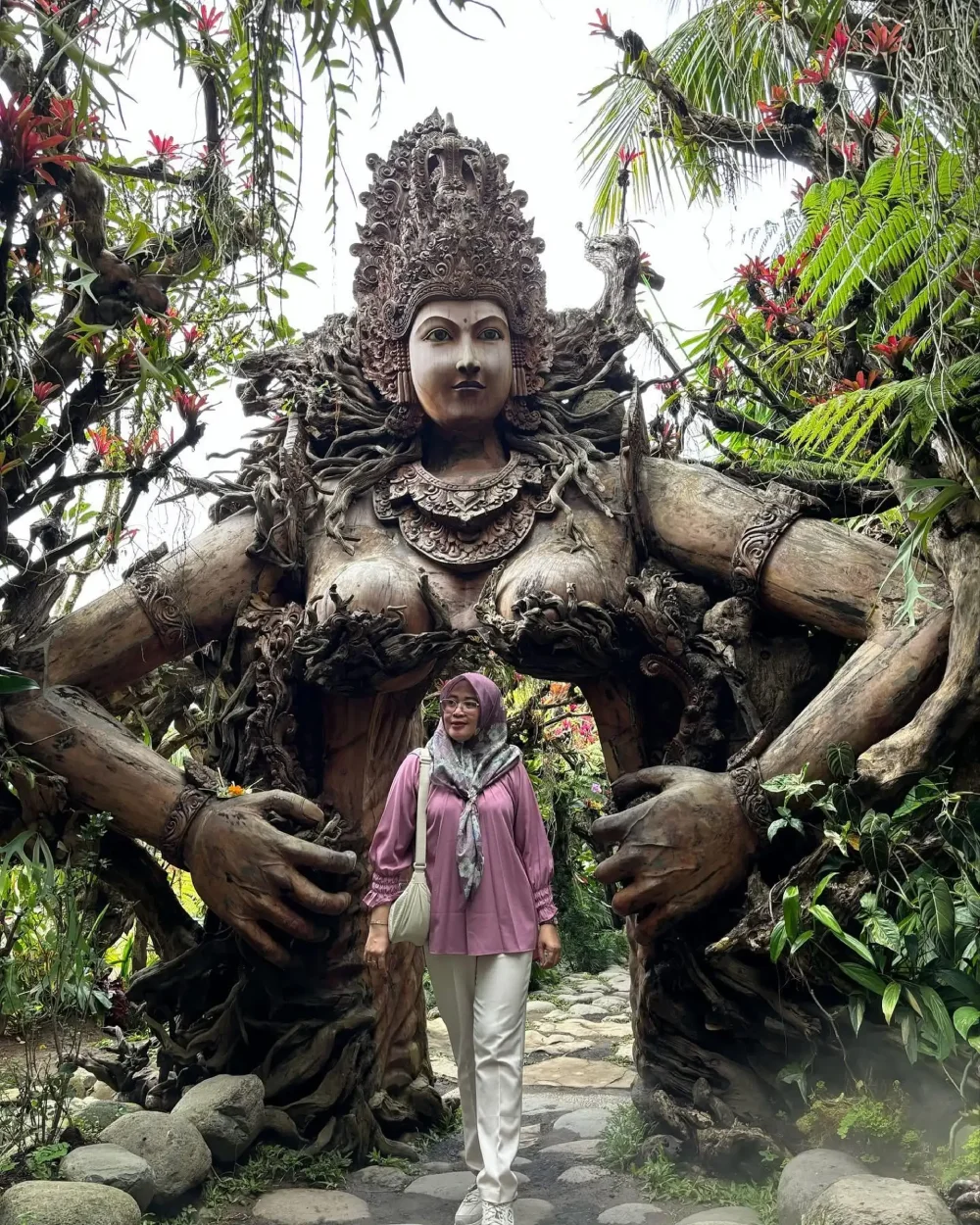 Ubud: Glass Factory Tour, Waterfall, and Dedari Park